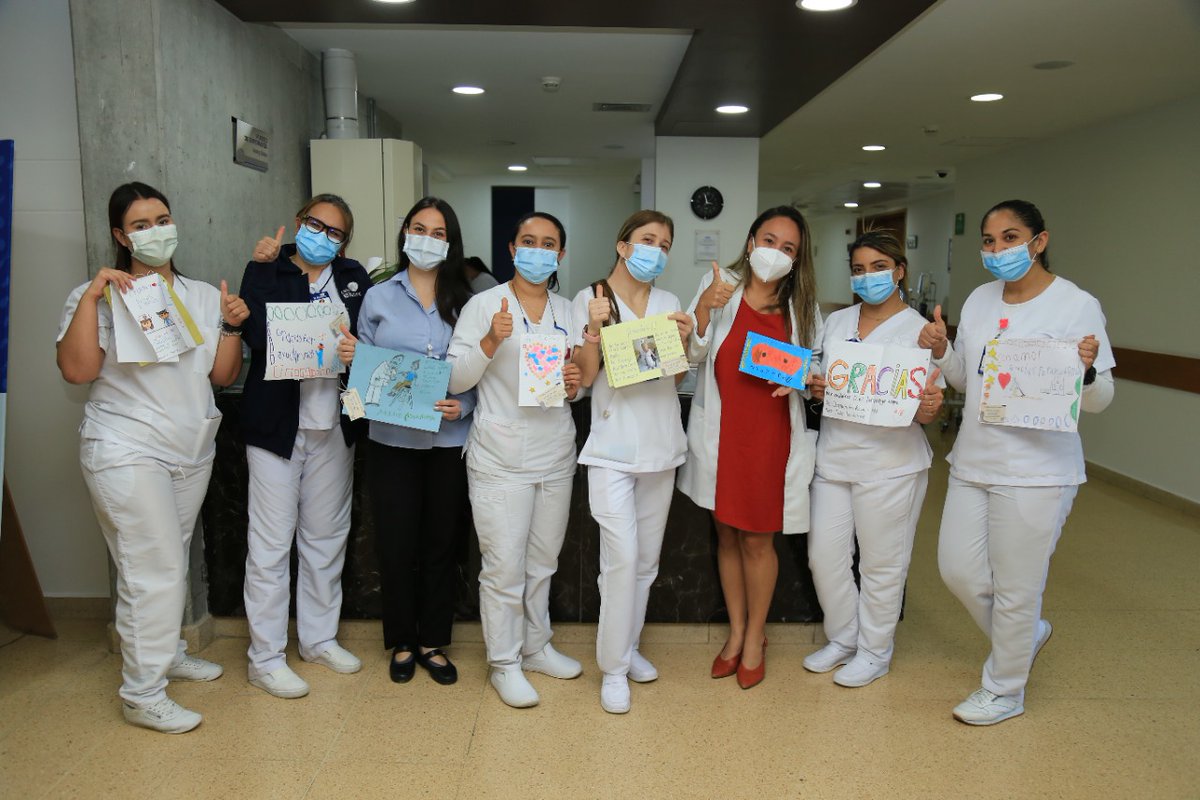 sanjosevegas's tweet photo. Nuestros estudiantes escribieron y dibujaron para decir "¡gracias personal de la salud!", sus mensajes llegaron a la @clinicarosario donde los recibieron amorosamente y nos recuerdan la importancia de seguirnos cuidando para salir de esta juntos💙 #OurMegaCSJV https://t.co/IL74t5Coul
