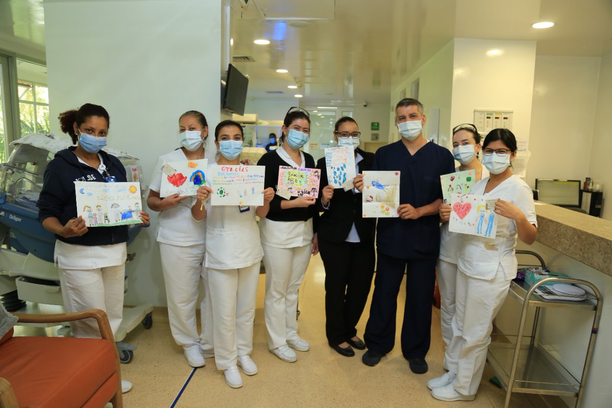 sanjosevegas's tweet photo. Nuestros estudiantes escribieron y dibujaron para decir "¡gracias personal de la salud!", sus mensajes llegaron a la @clinicarosario donde los recibieron amorosamente y nos recuerdan la importancia de seguirnos cuidando para salir de esta juntos💙 #OurMegaCSJV https://t.co/IL74t5Coul