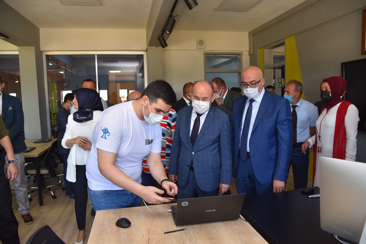 Kendin Yap Atölyesi Projesi, kısa vadede bir eğitim projesi gibi görünse de, aslında orta ve uzun vadede ülkemiz ve milletimiz için bir üretim projesidir. İnovatif düşünebilen ve üretken bir nesil yetiştirmek amacıyla açılışını yaptığımız atölyenin hayırlı olmasını diliyorum.