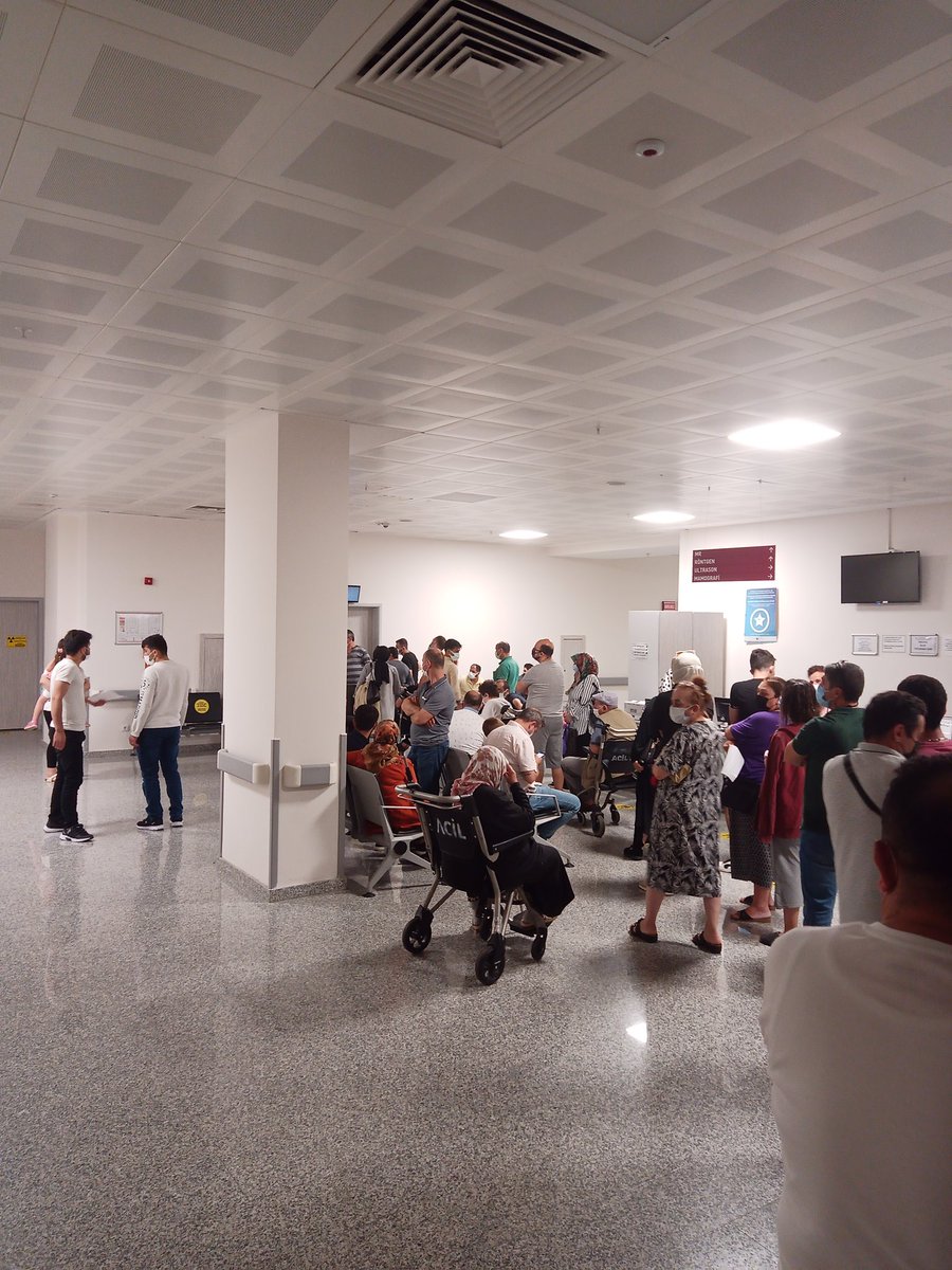 Yer: Sancaktepe İlhan Varank Eğitim ve Araştırma Hastanesi 29.06.2021 / 22.27
Zamanında tüp ve yağ kuyruğuna giriyordu bu millet şimdi hastanede numaratör olmadan röntgen sırası bekliyor. Yetkili kimse yok.
<a href="/saglikbakanligi/">T.C. Sağlık Bakanlığı</a> <a href="/drfahrettinkoca/">Dr. Fahrettin Koca</a> 
<a href="/SaglikKoseniz/">Sağlık Haberleri</a> <a href="/NTV_Saglik/">NTV Sağlık</a>