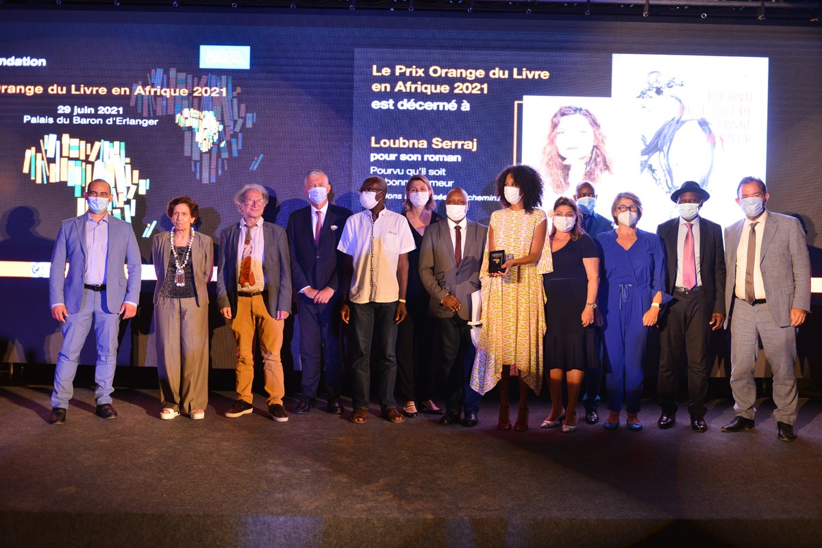 Loubna Serraj, lauréate du #PrixOrangeDuLivre en #Afrique 2021 👏🎉📚pour son roman “Pourvu qu’il soit de bonne humeur” aux éditions "La croisée des chemins" 👏👏
👉oran.ge/3h5frFX