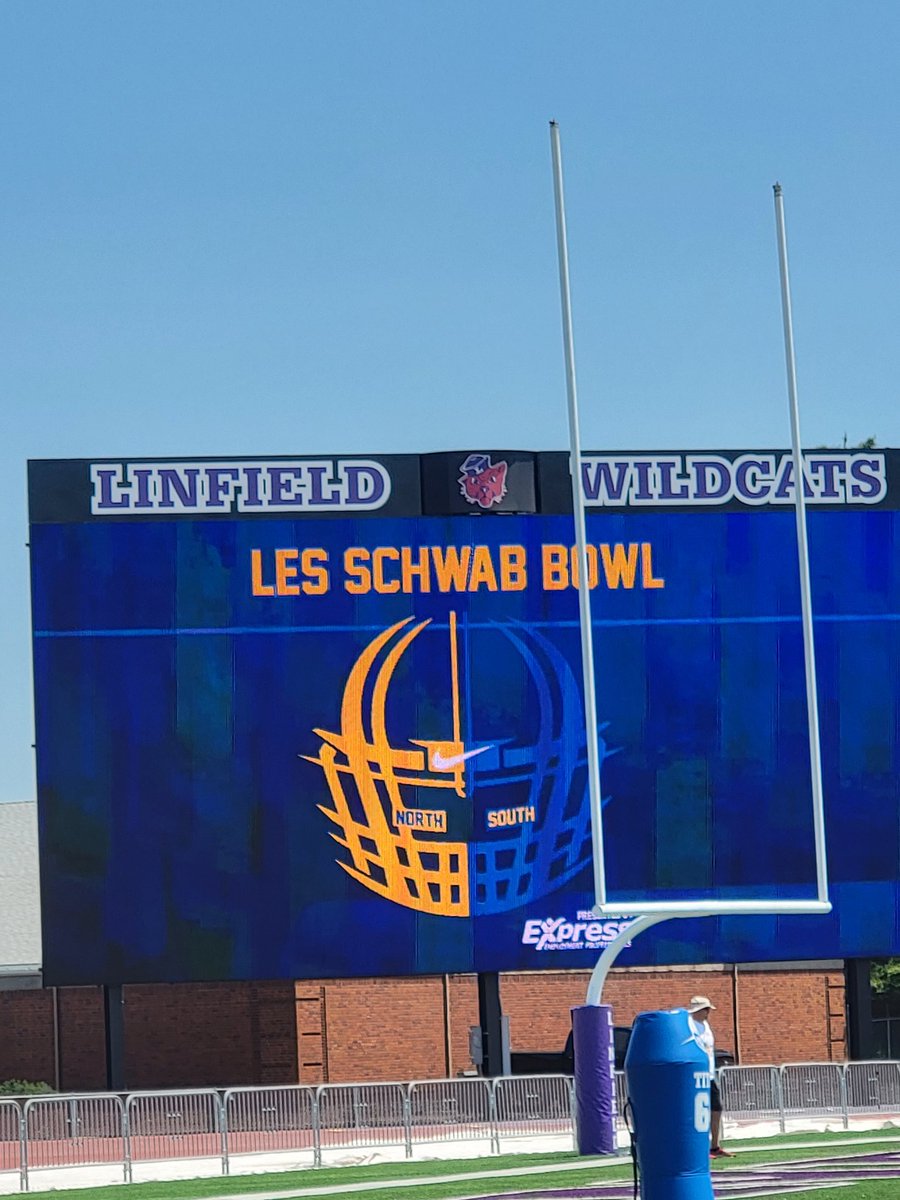 Had a great visit at Linfield University and a great talk with <a href="/Coach_Wikre/">Trevor Wikre</a> Thanks for the time <a href="/LinfieldFB/">Linfield Football</a> 
<a href="/coachholan/">Coach J. Holan 🏴‍☠️</a> <a href="/RCarterTV/">RaShaad Carter</a>