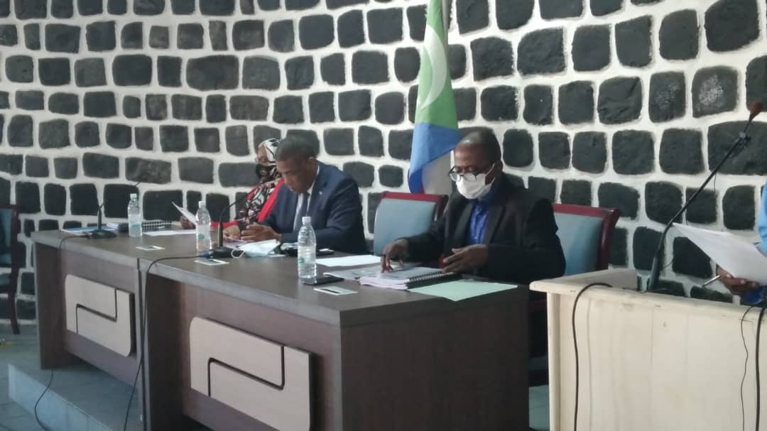 AssembleeNatkm's tweet photo. L'Assemblée de l'Union des Comores a adopté à l'unanimité le projet de loi  relatif au commerce extérieur lors de la séance plénière tenue aujourd'hui 29 juin 2021
Ce projet de  loi est défendu par le Ministre de l'Economie @MSAIDIEHoumed

https://t.co/Csmlnanpim https://t.co/YvDcZoairi