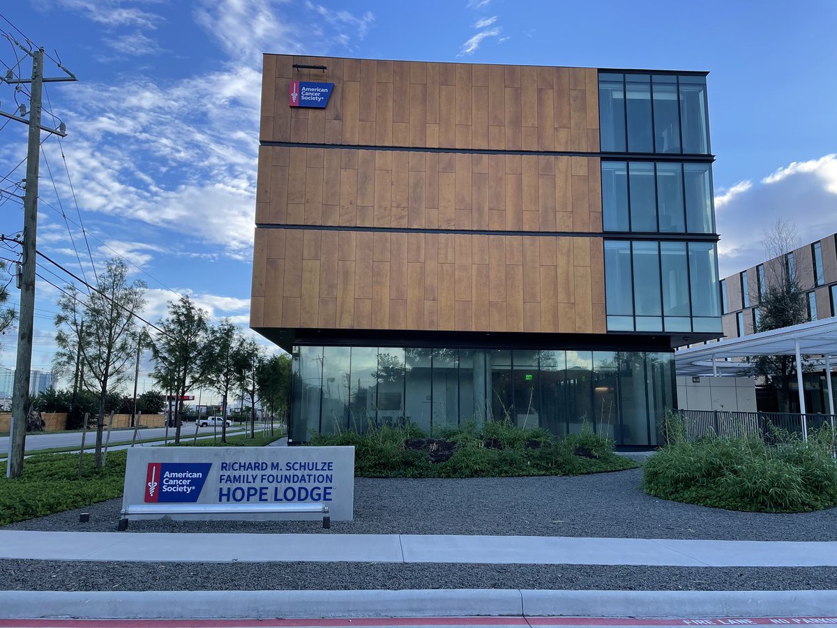 TonyFayPR's tweet image. On site in Houston today as @ACSTexas EVP @jefffehlis, @HoustonTexans legend @CecilShortsIII &amp;amp; #Cancer survivor Zach Jurgensen host a tour of the ACS Richard M. Schulze Family Foundation Hope Lodge, the largest Hope Lodge in the country. #AttackingCancer 👏