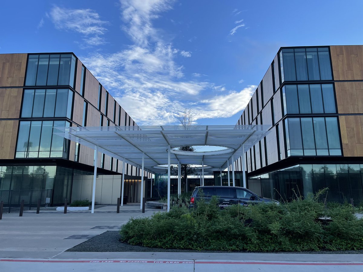 TonyFayPR's tweet image. On site in Houston today as @ACSTexas EVP @jefffehlis, @HoustonTexans legend @CecilShortsIII &amp;amp; #Cancer survivor Zach Jurgensen host a tour of the ACS Richard M. Schulze Family Foundation Hope Lodge, the largest Hope Lodge in the country. #AttackingCancer 👏