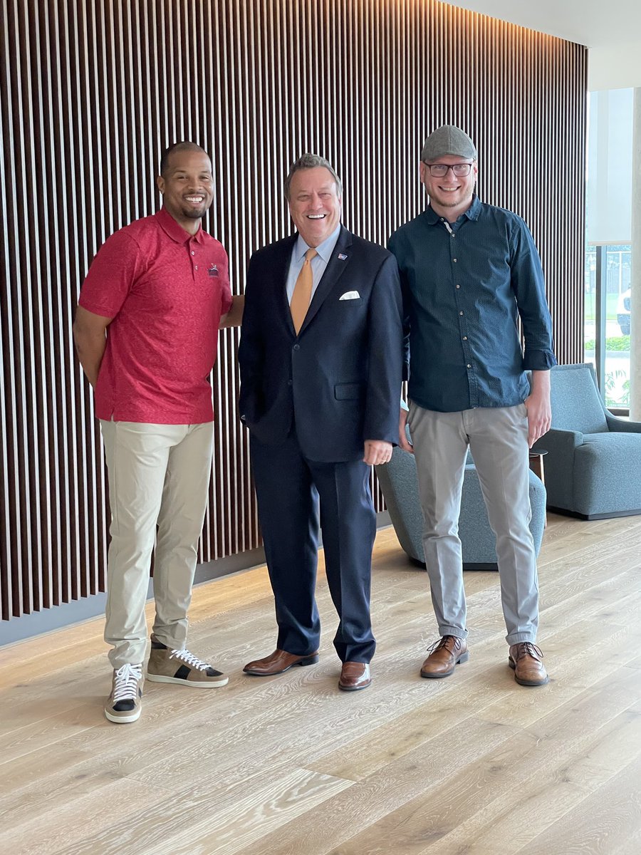 TonyFayPR's tweet image. On site in Houston today as @ACSTexas EVP @jefffehlis, @HoustonTexans legend @CecilShortsIII &amp;amp; #Cancer survivor Zach Jurgensen host a tour of the ACS Richard M. Schulze Family Foundation Hope Lodge, the largest Hope Lodge in the country. #AttackingCancer 👏