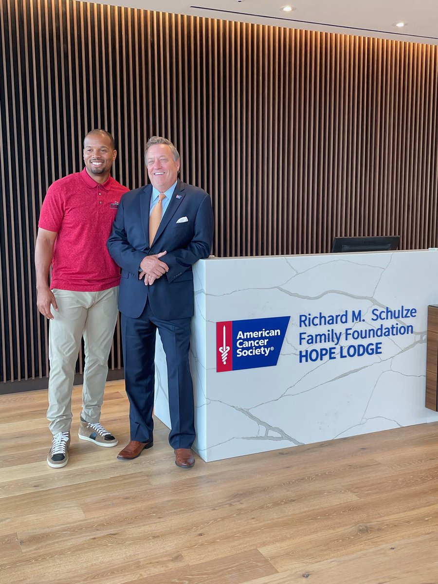 TonyFayPR's tweet image. On site in Houston today as @ACSTexas EVP @jefffehlis, @HoustonTexans legend @CecilShortsIII &amp;amp; #Cancer survivor Zach Jurgensen host a tour of the ACS Richard M. Schulze Family Foundation Hope Lodge, the largest Hope Lodge in the country. #AttackingCancer 👏