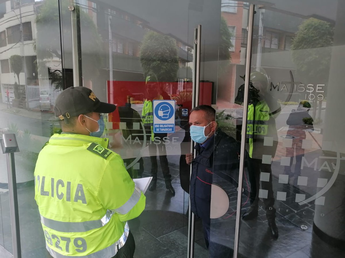 PoliciaBogota's tweet photo. La tolerancia y diálogo son fundamentales para construir una sana convivencia. #EstamosConUstedes

#PreciMEBOG https://t.co/n2TBmS71yn