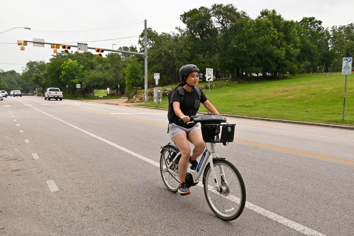 Movability's tweet image. Austin’s online interactive Bike Map is a comprehensive view of safe biking facilities in the City. You'll find route comfort ratings throughout the city street and trail network indicated with High, Medium, Low, and Extremely Low comfort ratings.
loom.ly/098bA3k