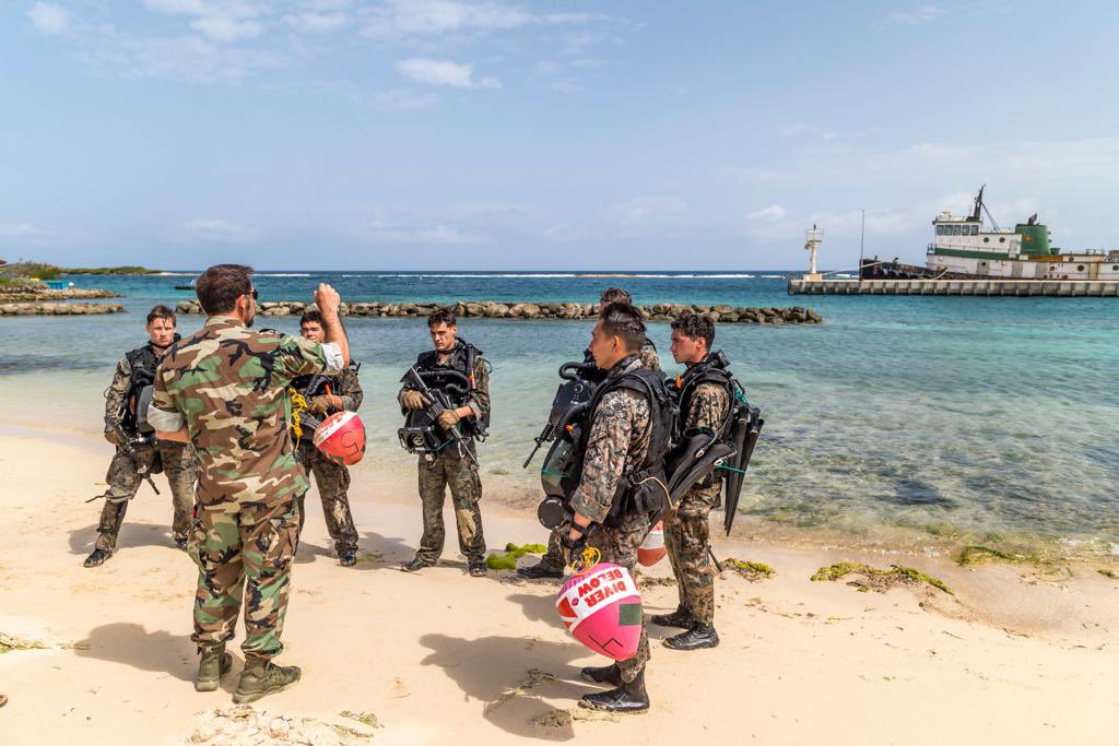 “Defensie Duikschool” of is “Dutch Defence Diving School” meer van toepassing? 🤔 #professionals #kwaliteit #veiligheid @kon_marine @CDS_Defensie @werkenbijdef  @Korpsadjudant_M @korpsmariniers @DefensieCarib @Defensie @AdmiraalKramer @Krijgsmachtadj @BelgiumDefence @USMC