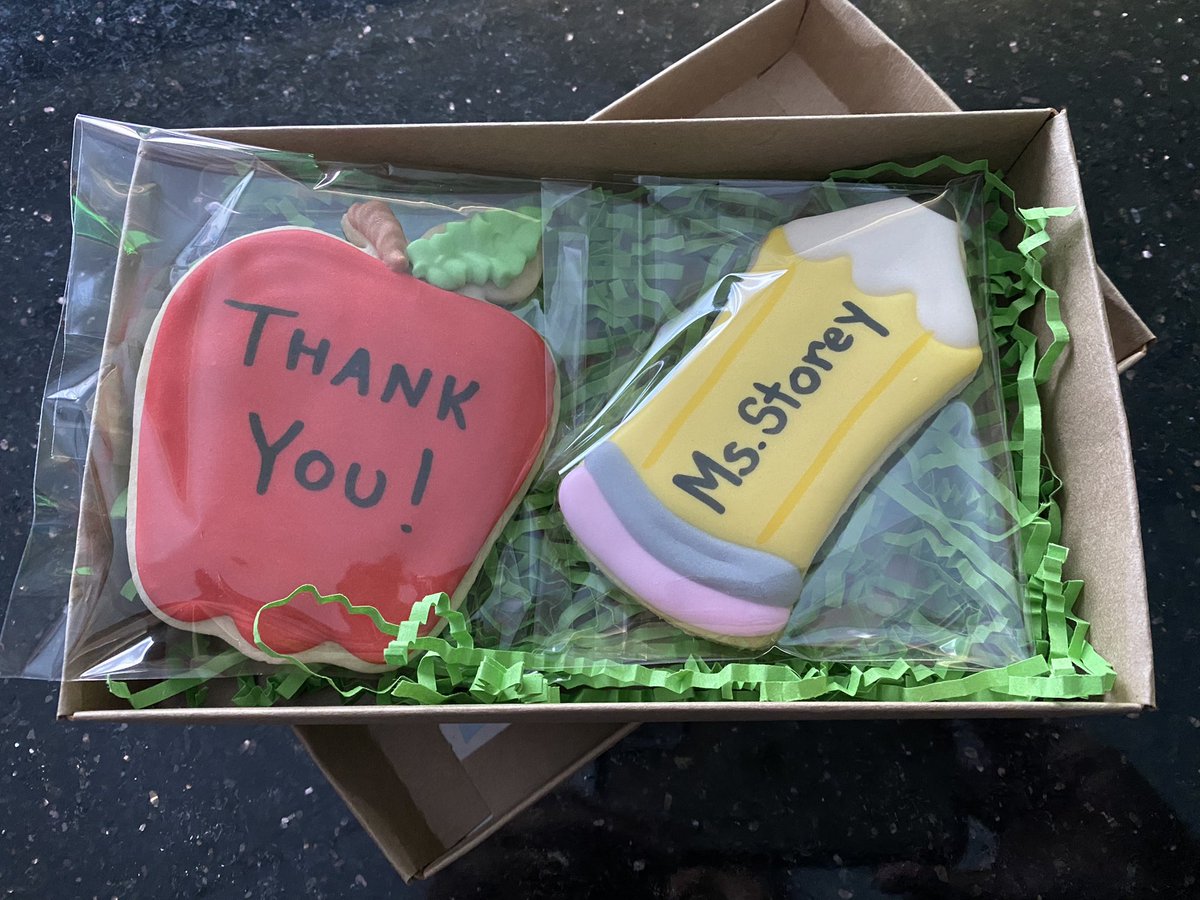 library_cook's tweet photo. A sweet unexpected surprise in my box today from a student who wasn’t able to come into the library all year because we weren’t in each other’s cohort. At least I saw her in our weekly zoom #Storeytime Thank you!#HappySummerReading #endofschoolyear @cooksd38 https://t.co/qSwSg1hlX6