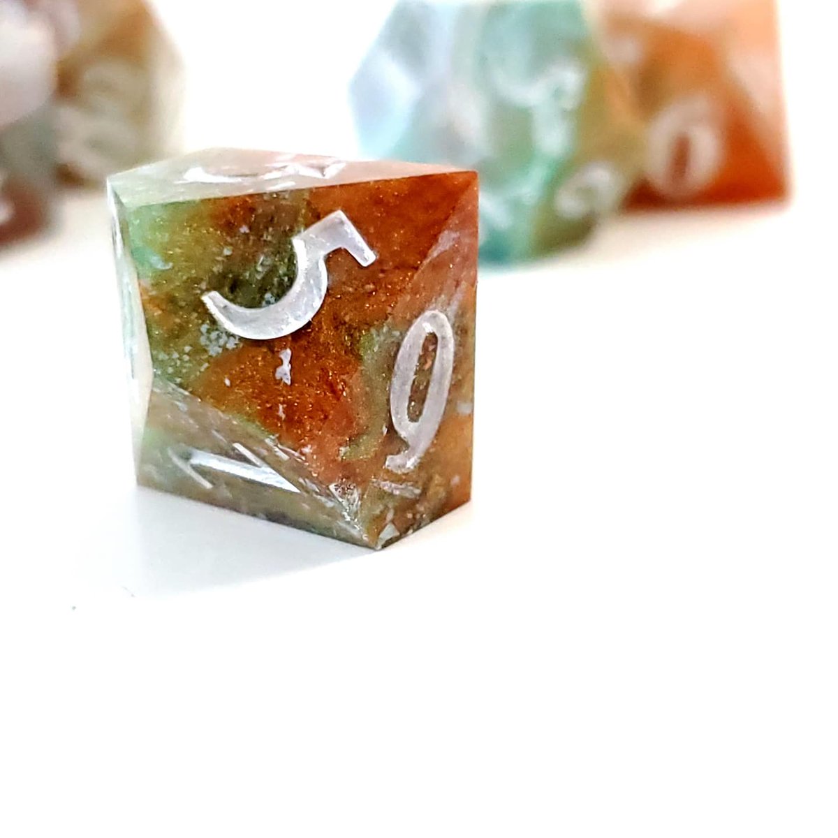 GeekMeUp_Scotty's tweet photo. Angel's Crossing, details. 

https://t.co/nwNTKY0k5c 
#dnd #dungeonsanddragons #pathfinder #dice #rpgdice #ttrpg #resindice #resincasting #handmadedice #diceaddict #dicegoblin #dirtypour #dicemakers #dicemaker #dicemakersoftwitter https://t.co/HKe4Uij6Nk