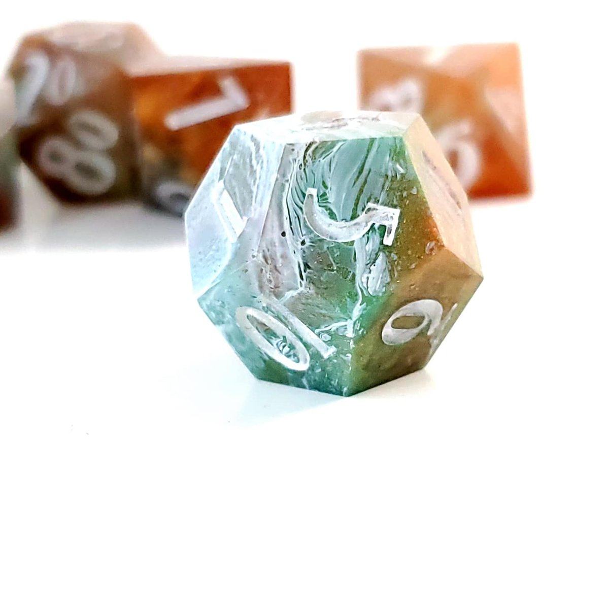 GeekMeUp_Scotty's tweet photo. Angel's Crossing, details. 

https://t.co/nwNTKY0k5c 
#dnd #dungeonsanddragons #pathfinder #dice #rpgdice #ttrpg #resindice #resincasting #handmadedice #diceaddict #dicegoblin #dirtypour #dicemakers #dicemaker #dicemakersoftwitter https://t.co/HKe4Uij6Nk