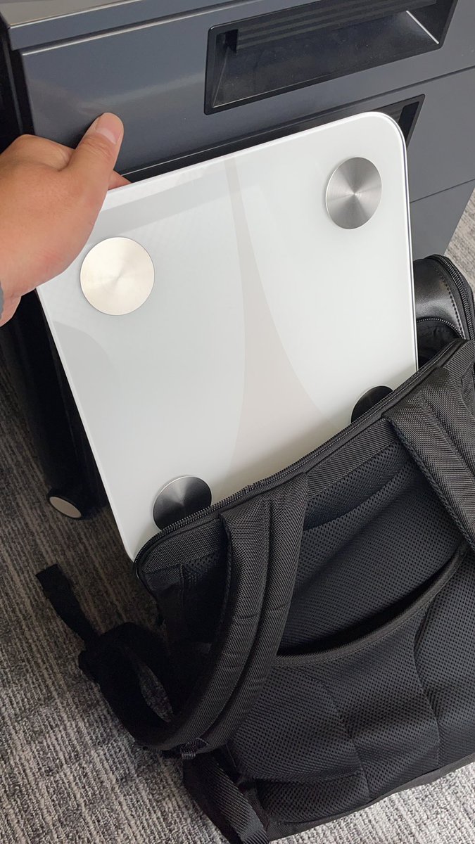 j_AXelerator's tweet photo. パソコン取り出そうとしたら体重計だった。

だいぶ来てます。 https://t.co/fdxVoRNetW
