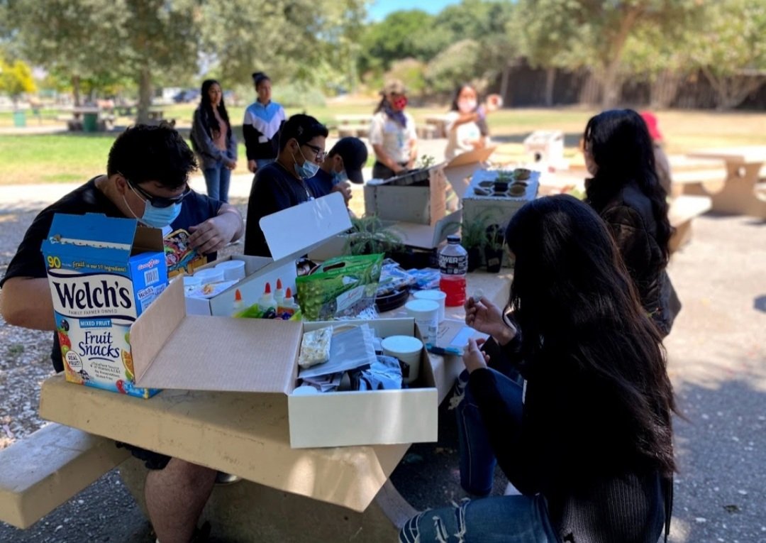 biojamcamp's tweet photo. About yesterday! ๐คช We had fun meeting the new students from Monterey County. Students had the opportunity to work with kombucha leather, learn about mycelium, and select the plants they wanted. #biojamcamp #biodesign #biotinkering #biomaking https://t.co/epxZe5YtF9