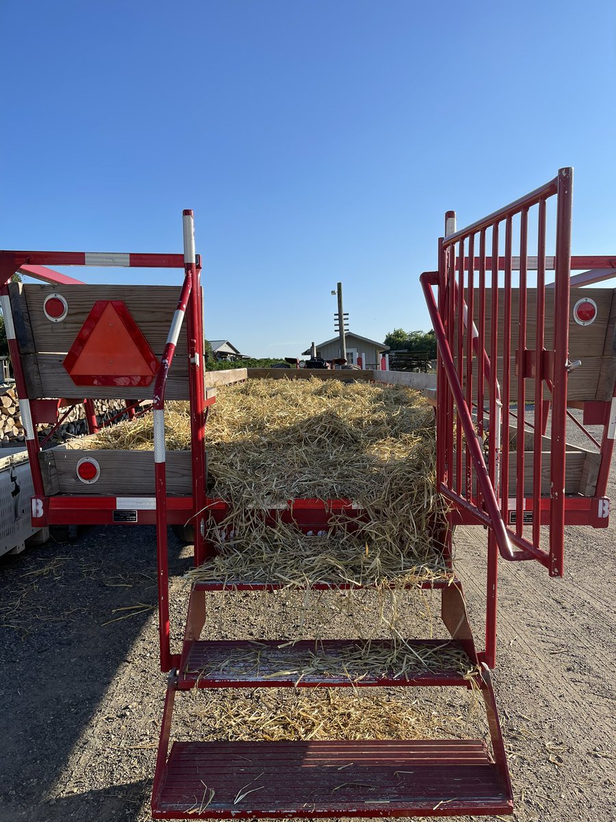 MeghanSP2's tweet image. Hayrides are my new favorite way for community engagement and practicing skills. #ABA 🍎 🍏