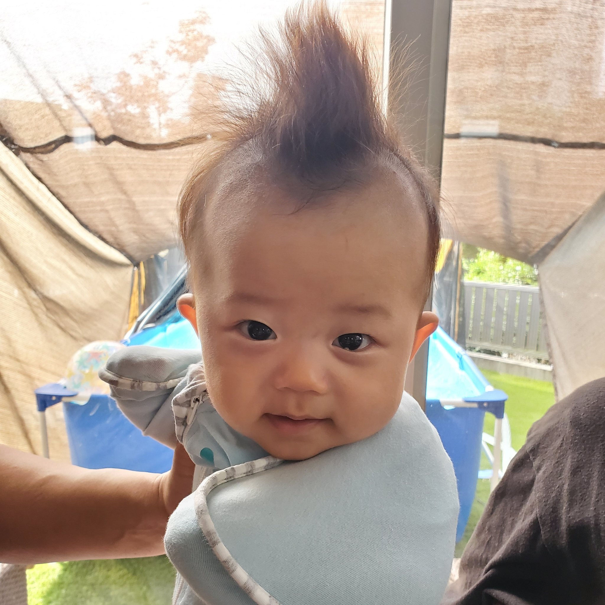 Namnam 寝起きのそらくん 今日も元気に逆立つ髪の毛 笑 今日のそらくん 生後4ヶ月 かわいいモヒカン 逆立つ髪の毛 かわいい赤ちゃん 長男との年の差19歳 4児の母 すくすく成長中 成長記録 寝起き どこまで伸びるか逆立つ髪の毛 T Co