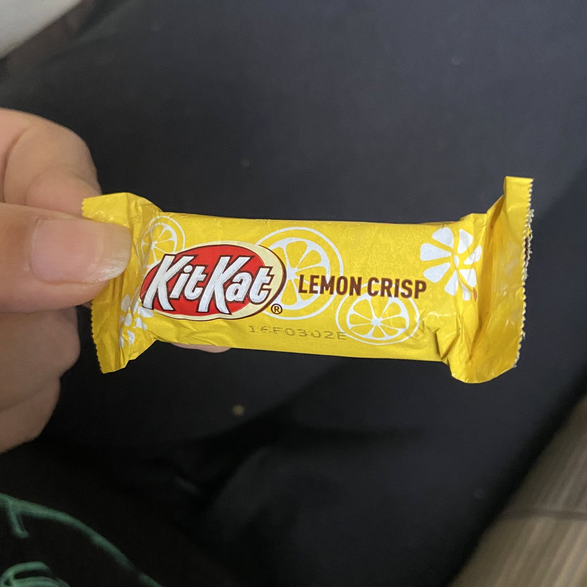 kyarawtf's tweet photo. el kitkat es mi chocolate favorito y mi sueño es probar todas sus presentaciones y hoy pude probar el de limón, q felicidad 😭😭 https://t.co/To3BWB7VvY