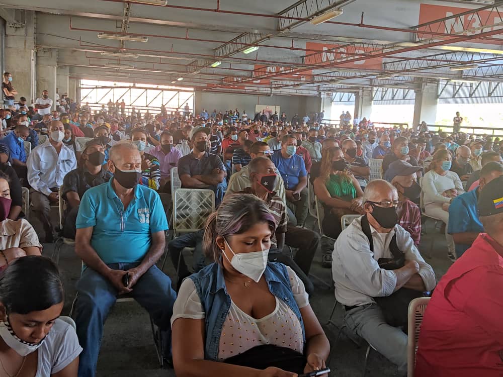mujica_mbsptv's tweet image. En el marco del Congreso Bicentenario de los Pueblos capítulo Transporte, participamos en un encuentro con el Gob. @HectoRodriguez, donde se realizó la entrega de las propuestas planteadas por los Transportistas del Edo. Miranda. #BolívarLlegaACaracas