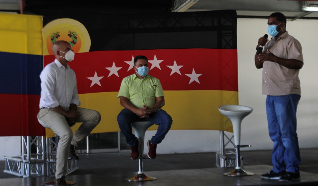 mujica_mbsptv's tweet image. En el marco del Congreso Bicentenario de los Pueblos capítulo Transporte, participamos en un encuentro con el Gob. @HectoRodriguez, donde se realizó la entrega de las propuestas planteadas por los Transportistas del Edo. Miranda. #BolívarLlegaACaracas