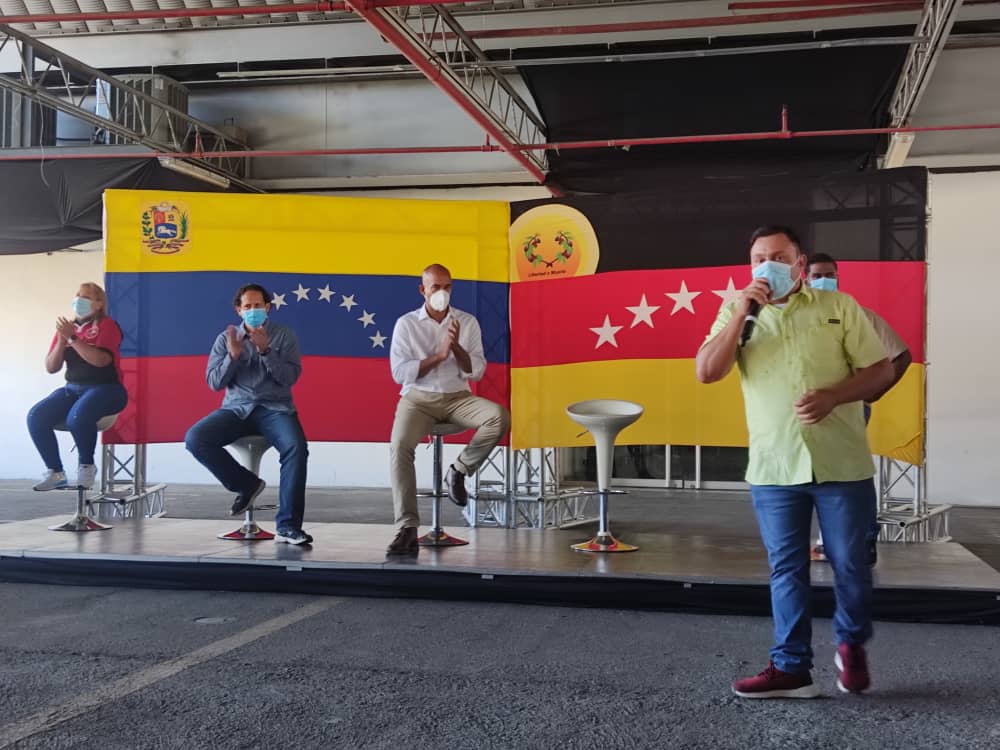 mujica_mbsptv's tweet image. En el marco del Congreso Bicentenario de los Pueblos capítulo Transporte, participamos en un encuentro con el Gob. @HectoRodriguez, donde se realizó la entrega de las propuestas planteadas por los Transportistas del Edo. Miranda. #BolívarLlegaACaracas