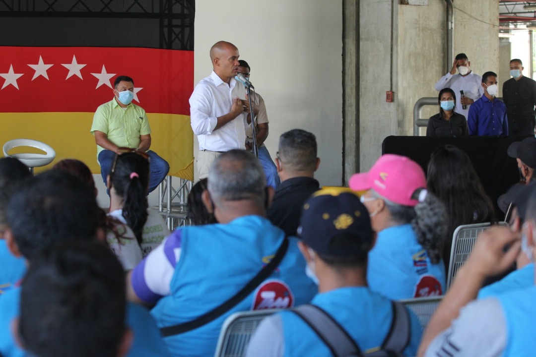 mujica_mbsptv's tweet image. En el marco del Congreso Bicentenario de los Pueblos capítulo Transporte, participamos en un encuentro con el Gob. @HectoRodriguez, donde se realizó la entrega de las propuestas planteadas por los Transportistas del Edo. Miranda. #BolívarLlegaACaracas