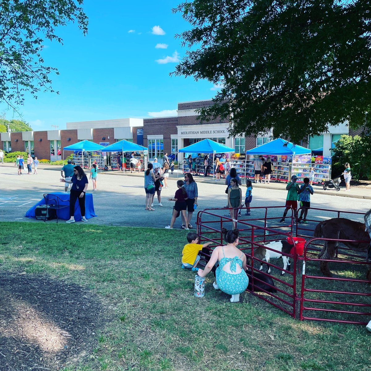 Midlo_Mustangs's tweet photo. Fun times at the Summer Reading Kickoff! Thanks to @MidloLibrary for a great event! We even had a petting zoo! #oneccps #mustangpride https://t.co/iCfl5sKIJd