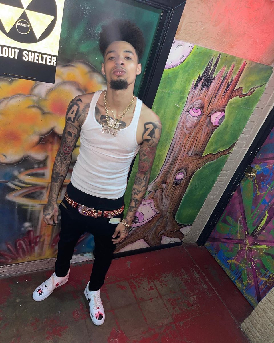 Marquis_Az's tweet photo. Ain’t nobody gone touch me, I’m gone die up in my rocking chair✌🏽 #2DifferentW🌎rlds #Deluxedropafter2baby https://t.co/rJ9yHqYObh
