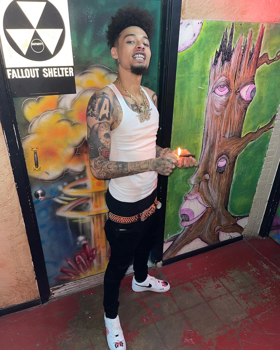Marquis_Az's tweet photo. Ain’t nobody gone touch me, I’m gone die up in my rocking chair✌🏽 #2DifferentW🌎rlds #Deluxedropafter2baby https://t.co/rJ9yHqYObh