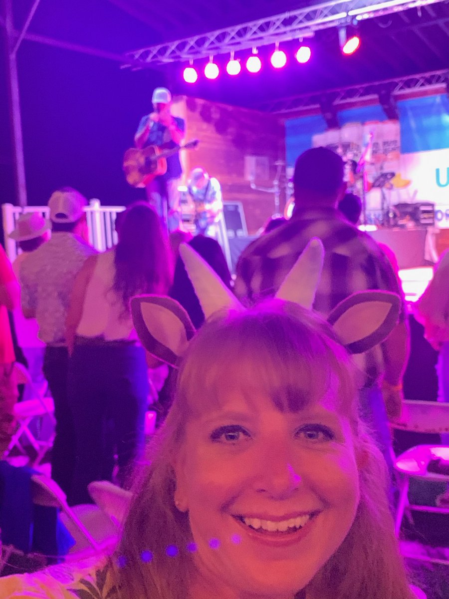 erinrache's tweet photo. I still can't believe @radiofroggy is bringing my #1 favorite @caseydband to my backyard! Last summer I had to go all the way to Missouri! #takemebackstage #puhpuhpuhplease #dirtroadforever #bigbutlerfair https://t.co/CoC5LlpAN2