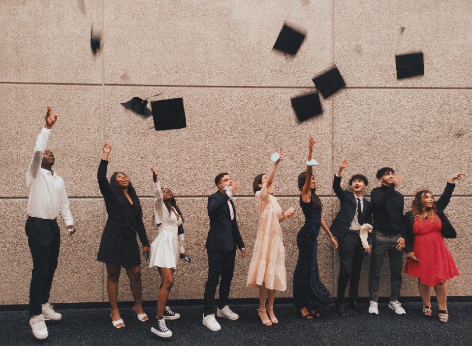 Ik wou even deze mooie klasfoto met jullie delen🎓✨ ale doeg #Classof2021 #Graduation2021