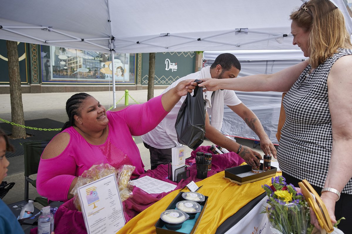 MplsDID's tweet image. It's #DowntownThursday! Come downtown to experience a full day of programming and activities curated to your interests! Enjoy live music, happy hours, shopping at the Farmer's &amp;amp; Makers Market, and plenty of outdoor activities. See you downtown. #mymplsdt

mplsdowntown.com/guides_activit…