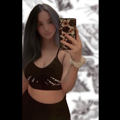 aciddollcass's tweet photo. Shoutout to people who can perfectly edit a cool background onto their photos, shits hard.. obviously😂 #NewProfilePic https://t.co/rsyF4MRDu6