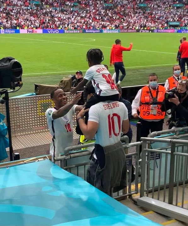 FootballFunnnys's tweet photo. Stick this photo on the front of your newspapers… https://t.co/J15hy4iaW8