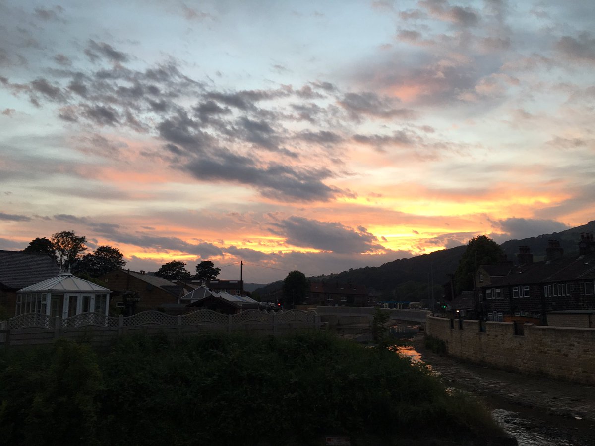 Great sky in the #UpperCalderValley tonight…