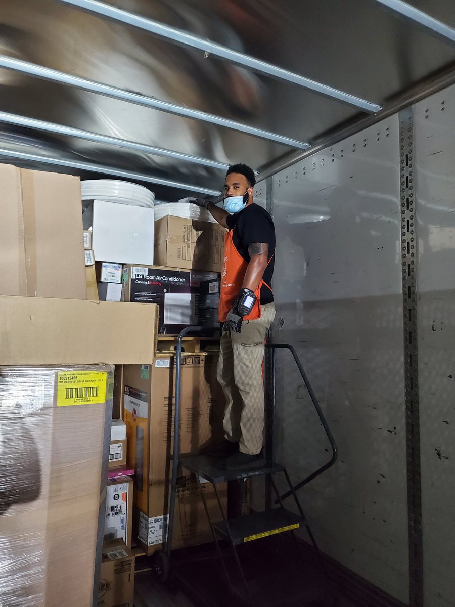 Shout out to Larenzo for using his step stool and taking it to the ceiling. <a href="/DonaldFrazier9/">Donald Frazier</a> <a href="/rdc5088WCOL/">RDC5088 WColumbia</a> @kristy_bustos <a href="/KShirell1/">K.Shirell</a> @JodiHogan53