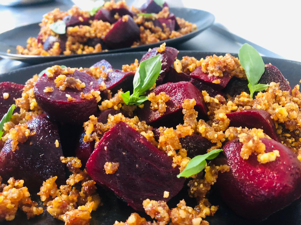 DeGendtThomas's tweet photo. Dinner tweet! 🍽 stage 4: poké bowl Tuna / beetroot mixed nuts / toasted naan, serrano, mozzarella / broccoli, parmigiana, pomme granate https://t.co/gNb8sbt4Ef
