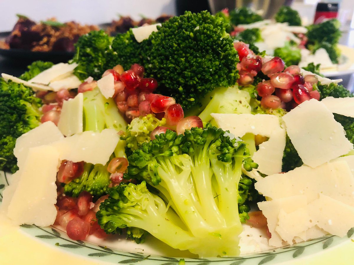 DeGendtThomas's tweet photo. Dinner tweet! 🍽 stage 4: poké bowl Tuna / beetroot mixed nuts / toasted naan, serrano, mozzarella / broccoli, parmigiana, pomme granate https://t.co/gNb8sbt4Ef