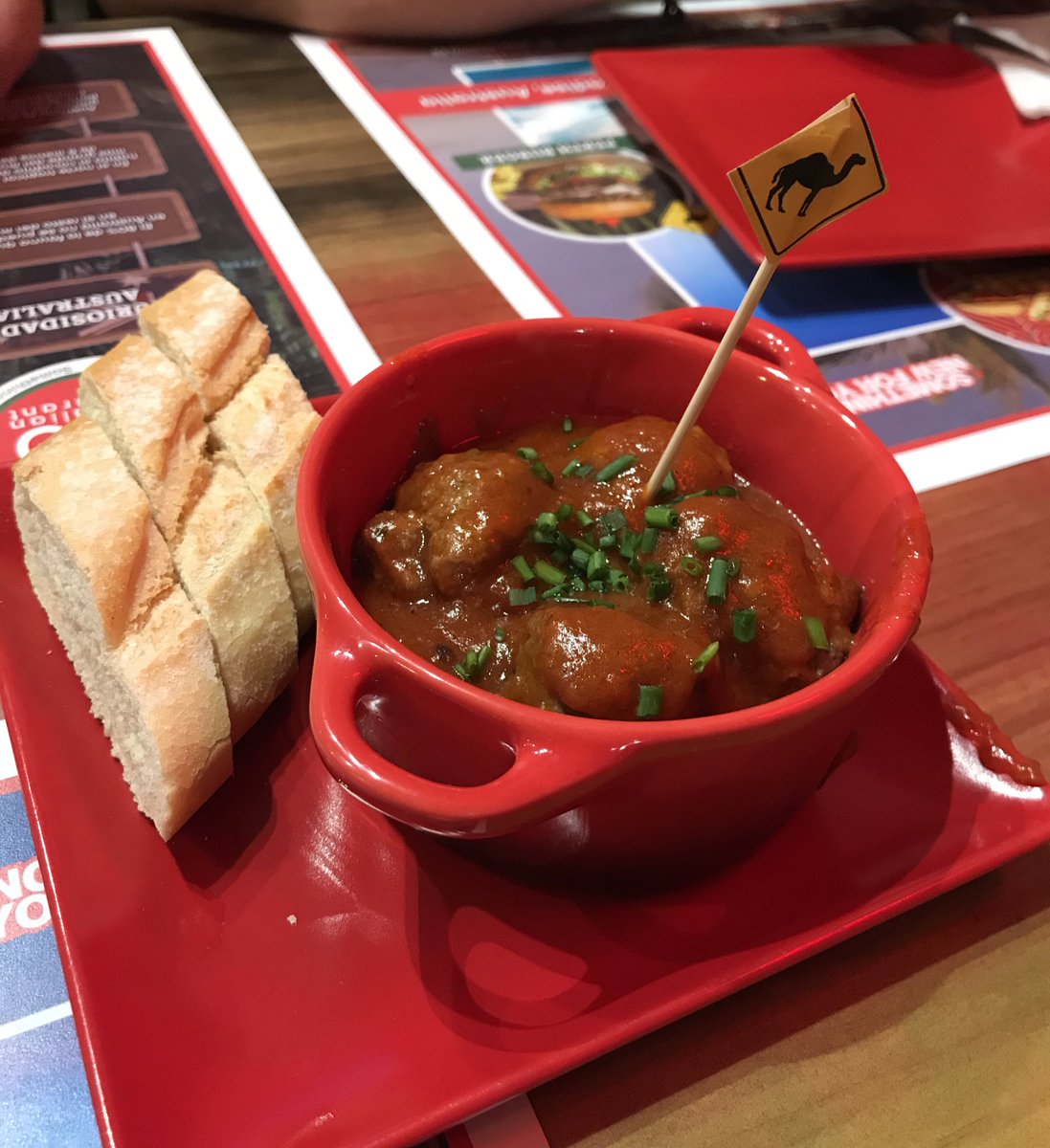 Viajerofood's tweet photo. Pues anoche cené carne de cocodrilo, de zebra, de avestruz, de canguro, y almóndigas de camello. Así, como el que no quiere la cosa 🙃 En Red Rood de Sanvi city https://t.co/2Z1WC4m9Oj