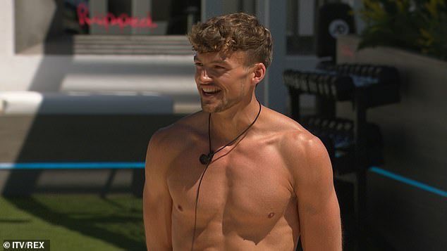 beckyoliviamc's tweet photo. can miss “rahhh where’s my baccy” chloe stop disrespecting my king pls? #LoveIsland https://t.co/LYCRmzFn7x