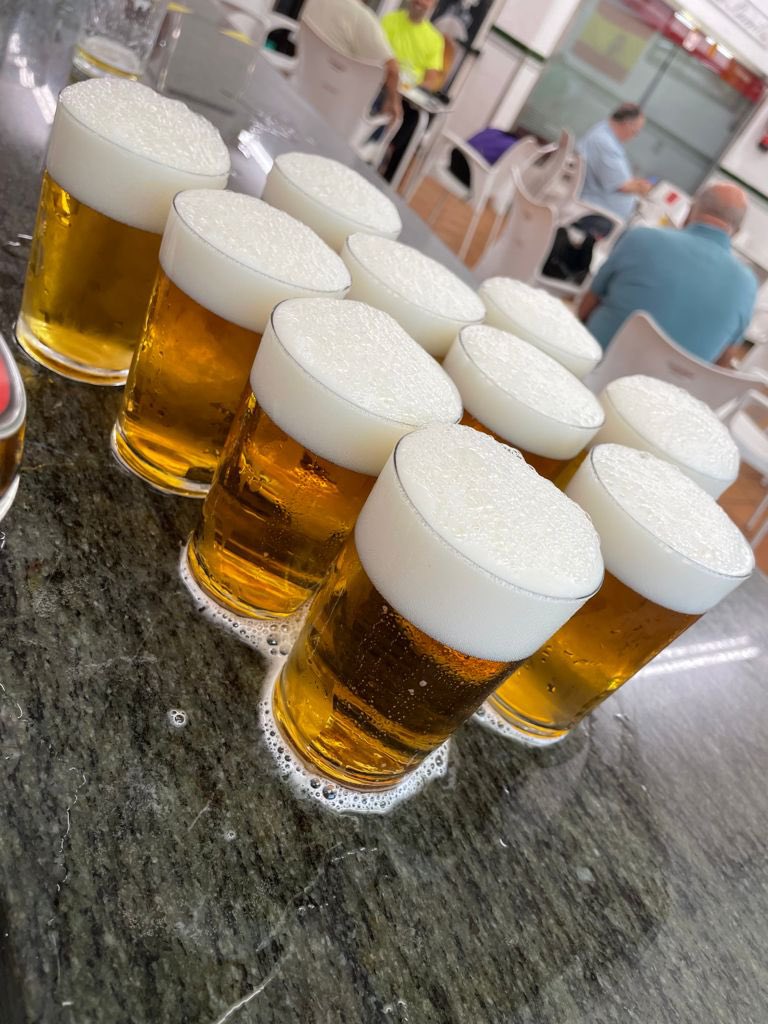 CerveElPunto's tweet photo. Qué guapa eres amiga mía…😍!!! O no, @Cruzcampo ? 😂 https://t.co/kFc8ycidLD