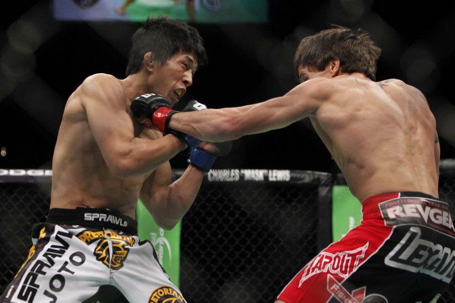 ShuHirata's tweet photo. JMMA history today - 10 yrs ago, #TakeyaMizugaki faced former WEC champion #BrianBowles in #UFC 132. 日本MMA史の今日 - 10年前、 #水垣偉弥 選手が #UFC132 において元WECチャンピオンの #ブライアン・ボウレス と対戦しました。 https://t.co/fSPBz4e0bT