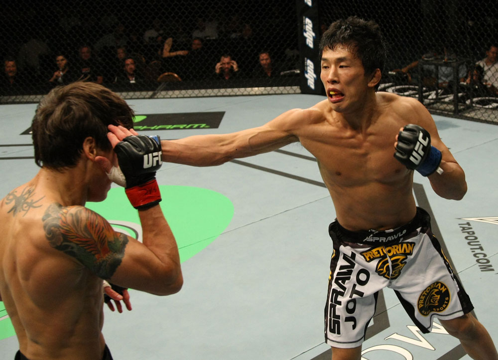 ShuHirata's tweet photo. JMMA history today - 10 yrs ago, #TakeyaMizugaki faced former WEC champion #BrianBowles in #UFC 132. 日本MMA史の今日 - 10年前、 #水垣偉弥 選手が #UFC132 において元WECチャンピオンの #ブライアン・ボウレス と対戦しました。 https://t.co/fSPBz4e0bT