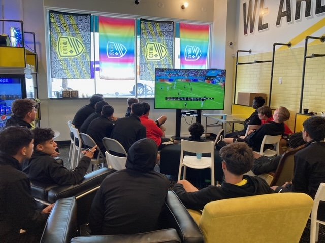 DaveedEstrada's tweet photo. @NewMexicoUTD academy watching the Euro in the team store. Bagels provided by the Somos Unidos Foundation. They also had the opportunity to meet and thank @imafirst1 CEO. They met some of the front office staff that make this program possible too. Best classroom.
#somoscomunidad https://t.co/3yOoZE6xGw
