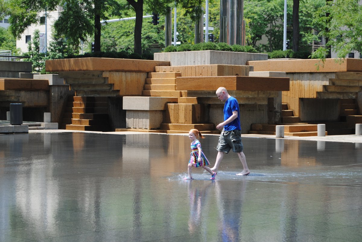 MplsDowntown's tweet image. Its #DowntownThursday! If you're looking to beat the heat after the Farmer's and Makers Market, there's no better place than the basin at Peavey Plaza. Join us at Peavey for a #MNspin concert at 12pm or stay for the #PianosOnParade performance at 5pm! See you downtown. #mymplsdt