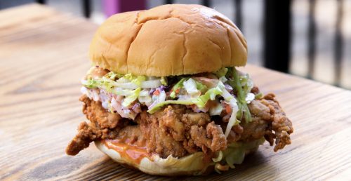 DailyHiveVan's tweet photo. #Vancouver fried chicken spot offering cheap half-priced sandwiches next week 🍗  https://t.co/yB4TjqU0xW https://t.co/XwdGuP6sKz