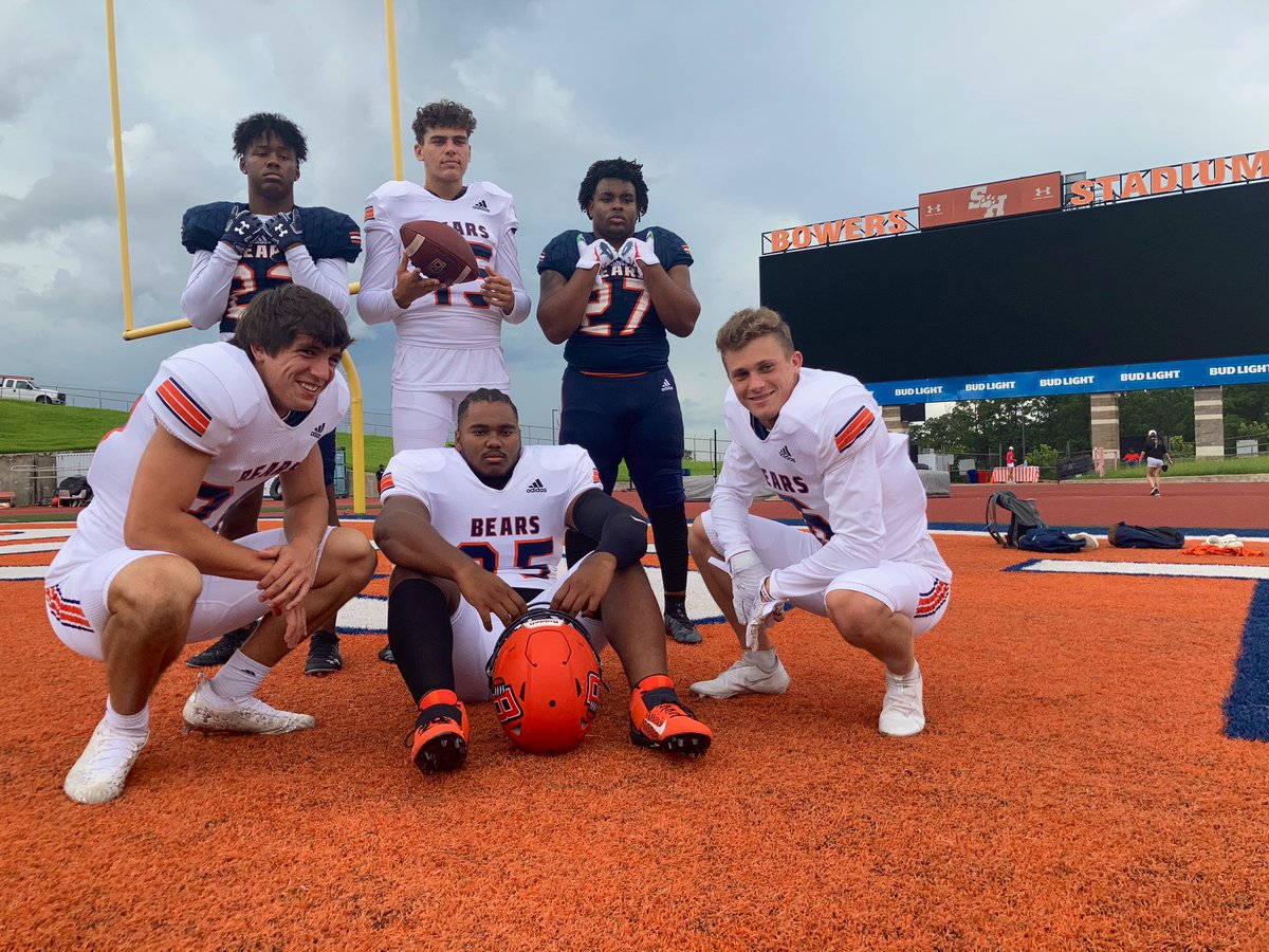 vypehouston's tweet photo. VYPE 2021 🏈 Photoshoot powered by @Whataburger: @BridgelandFB made a deep run in 2020 and are looking to make it farther. Those all white uniforms are 🔥🔥🔥 #txhsfb #whatasnap https://t.co/w0w9u5ntAB