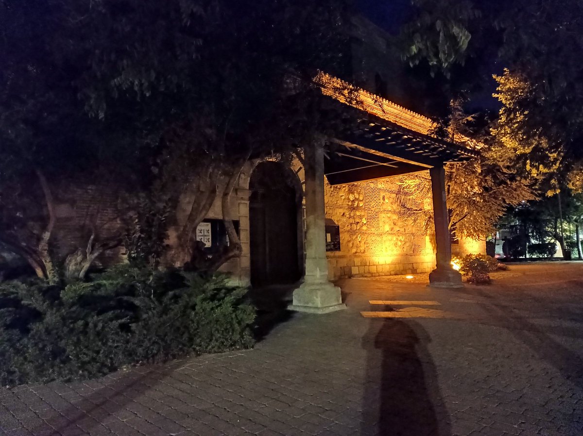 geekdegafas's tweet photo. Fotografía nocturna #RedmiNote82021, un smartphone de 179€. Yo me ahorro mi opinión hasta el análisis, os leo. #LasRozas https://t.co/QzgA0nDPZY