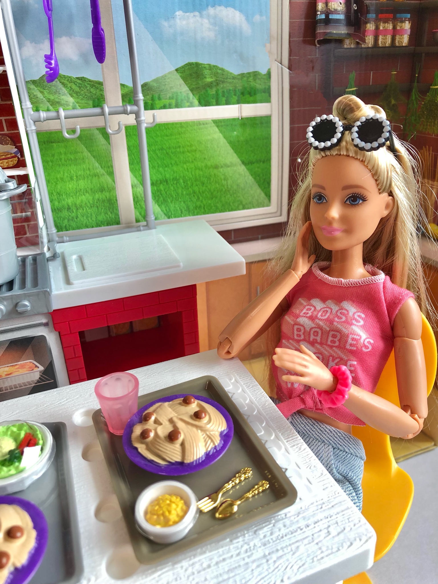 Barbie Fan Club Japan 担当のﾏﾘｵです ﾌﾟﾚｲｾｯﾄｼﾘｰｽﾞをﾊﾞﾋﾞ撮りに使いました 背景は ﾊﾞｰﾋﾞｰｼｪﾌとｳｪｲﾀｰｷｯﾁﾝｾｯﾄ ﾁｪｱとﾃｰﾌﾞﾙは ﾊﾞｰﾋﾞｰｱｲｽｸﾘｰﾑｼｮｯﾌﾟ です ﾌﾟﾚｲｾｯﾄｼﾘｰｽﾞは小物や付属品がﾊﾞﾋﾞ撮りに使えます ﾊﾞｰﾋﾞｰﾌﾟﾚｲｾｯﾄ T Co Scodsgrqzz Twitter