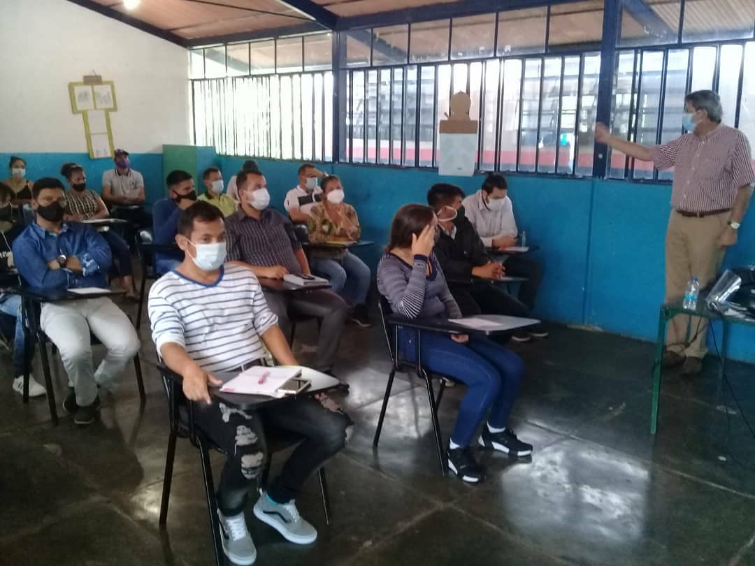 accionsocialve's tweet photo. El equipo de @accionsocialve asistió al taller de Identidad Colectiva en el #MunicipioTorbes.
Como jóvenes queremos prepararnos y capacitarnos para poder atender a nuestras comunidades y ser agentes de cambio
#ArepazoBlanco
#Torbes
#LideresComunitarios 
#Voluntariado 
#Venezuela https://t.co/BjUxFtukBD